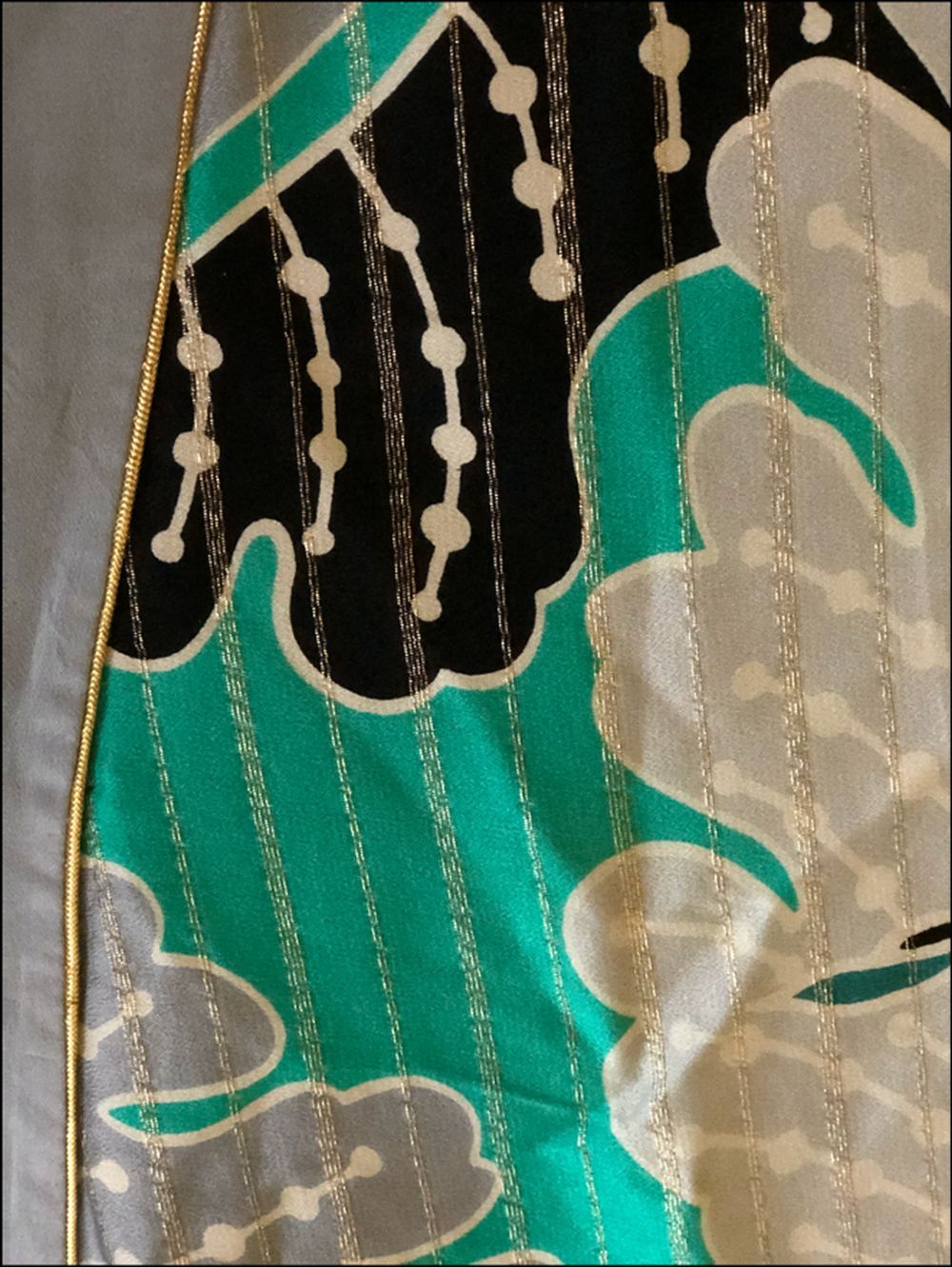 A GOLD VEINED SILK KIMONO with large abstract floral decoration, approx. 4ft 2in. - Image 2 of 2