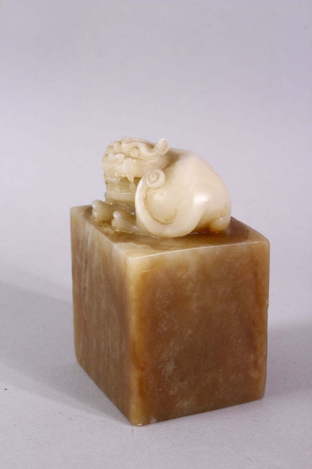 A GOOD CHINESE SOAPSTONE CARVING in the form of a dog of fo, 8cm high. - Image 4 of 5