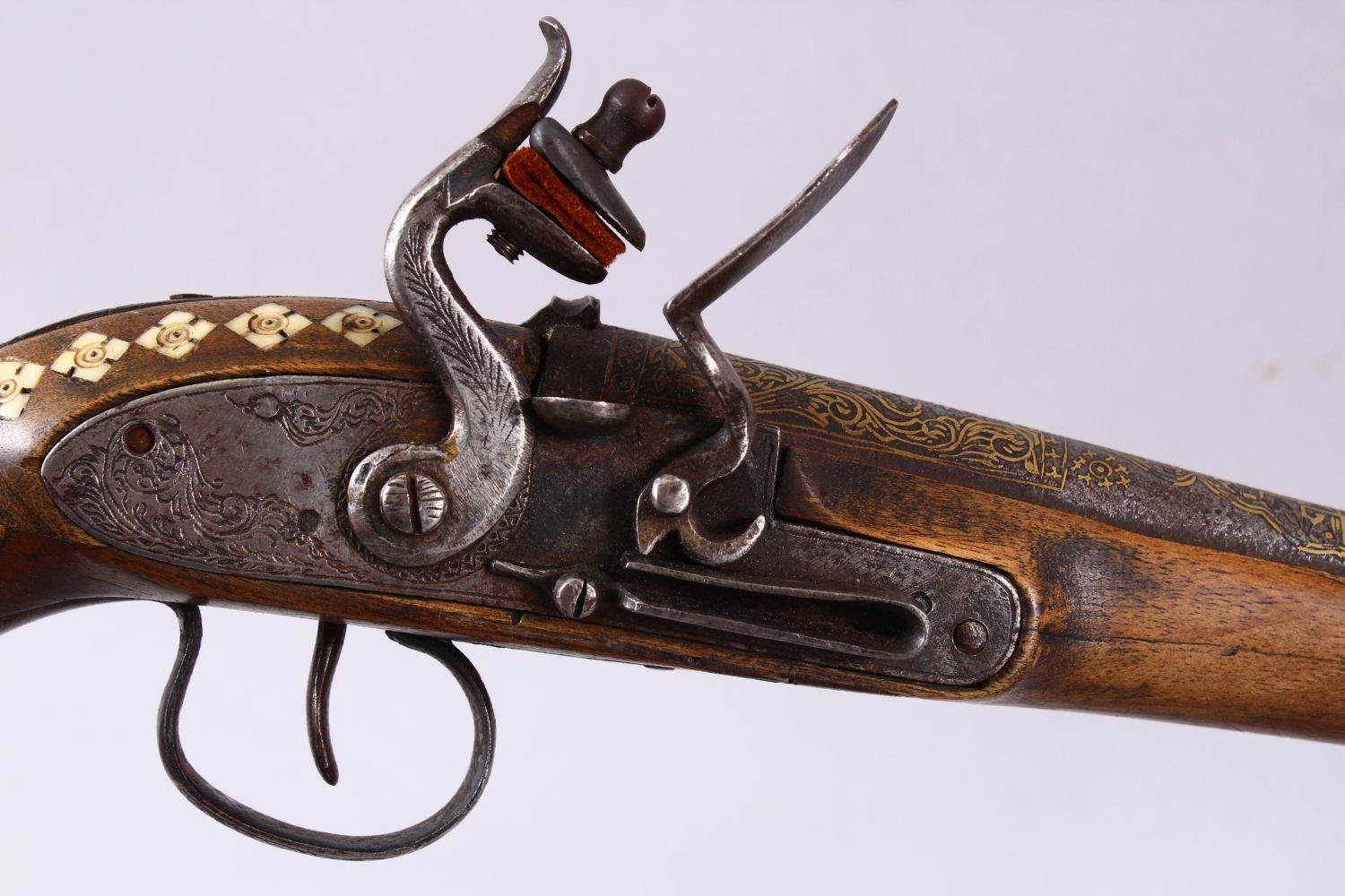 A 19TH CENTURY PERSIAN QAJAR FLINTLOCK PISTOL, with a very fine signed gold inlaid steel barrel, - Image 7 of 9