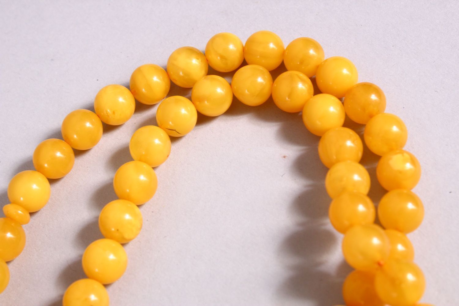 A CHINESE QING DYNASTY CARVED AMBER PRAYER BEADS / ROSARY NECKLACE, comprising 66 beads, 3 spacers - Image 3 of 3