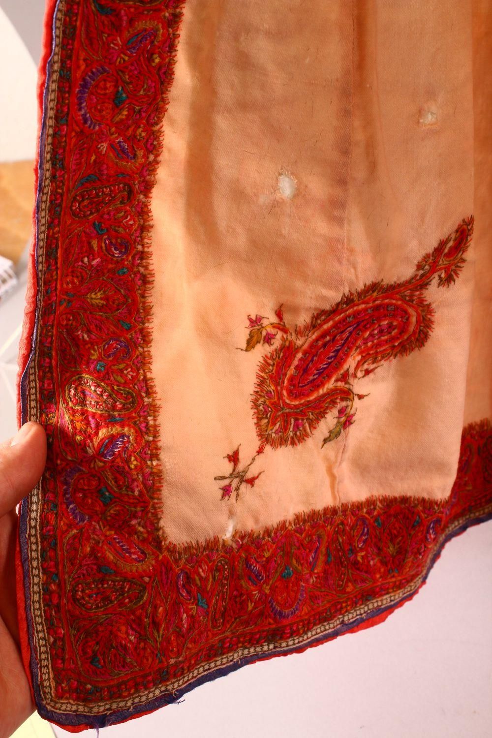 A FINE INDIAN KASHMIRI EMBROIDERED ROBE. - Image 6 of 7
