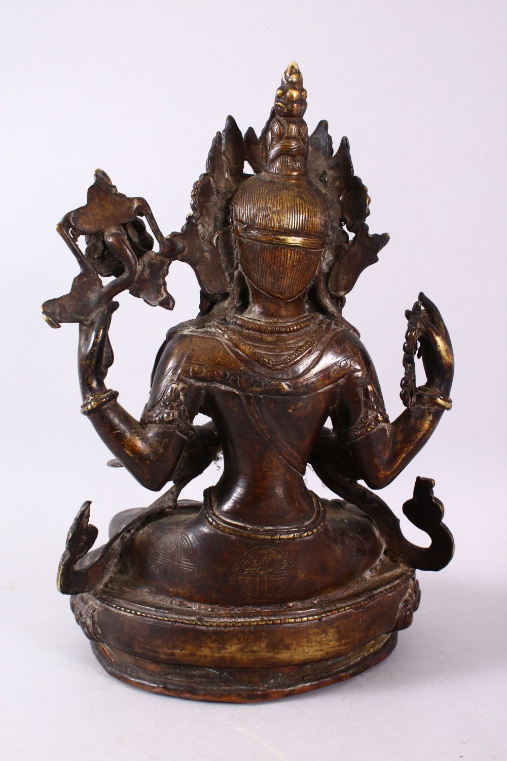 A GOOD TIBETAN BRONZE FIGURE OF A FOUR ARMED DEITY, 25cm high. - Image 4 of 6