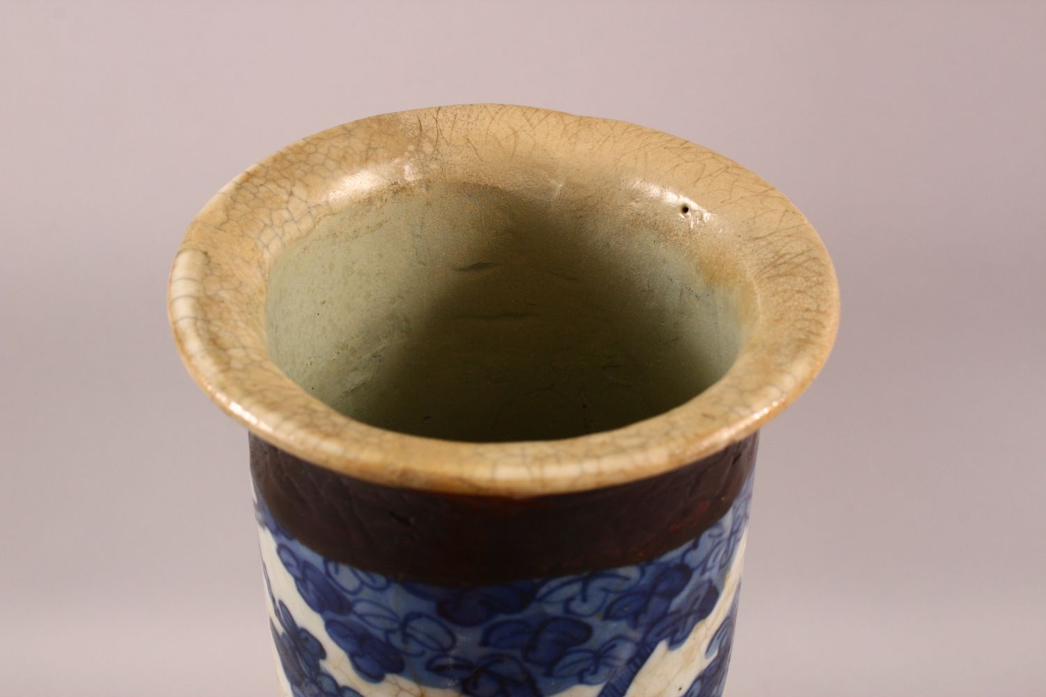 A 19TH CENTURY CHINESE BLUE & WHITE CRACKLE GLAZE SLEEVE VASE - decorated with birds, butterfly - Image 5 of 7