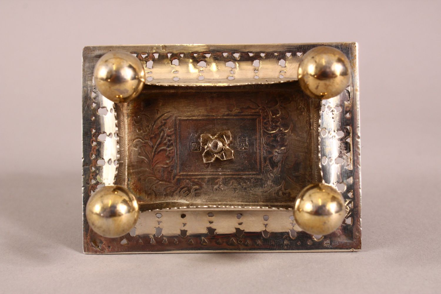 A 19TH CENTURY CHINESE SILVER SNUFF BOTTLE & TRAY - the silver formed snuff bottle housed in a - Image 3 of 4