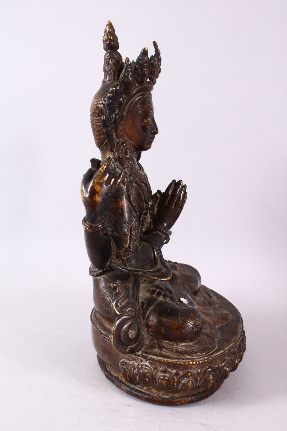 A GOOD TIBETAN BRONZE FIGURE OF A FOUR ARMED DEITY, 25cm high. - Image 3 of 6