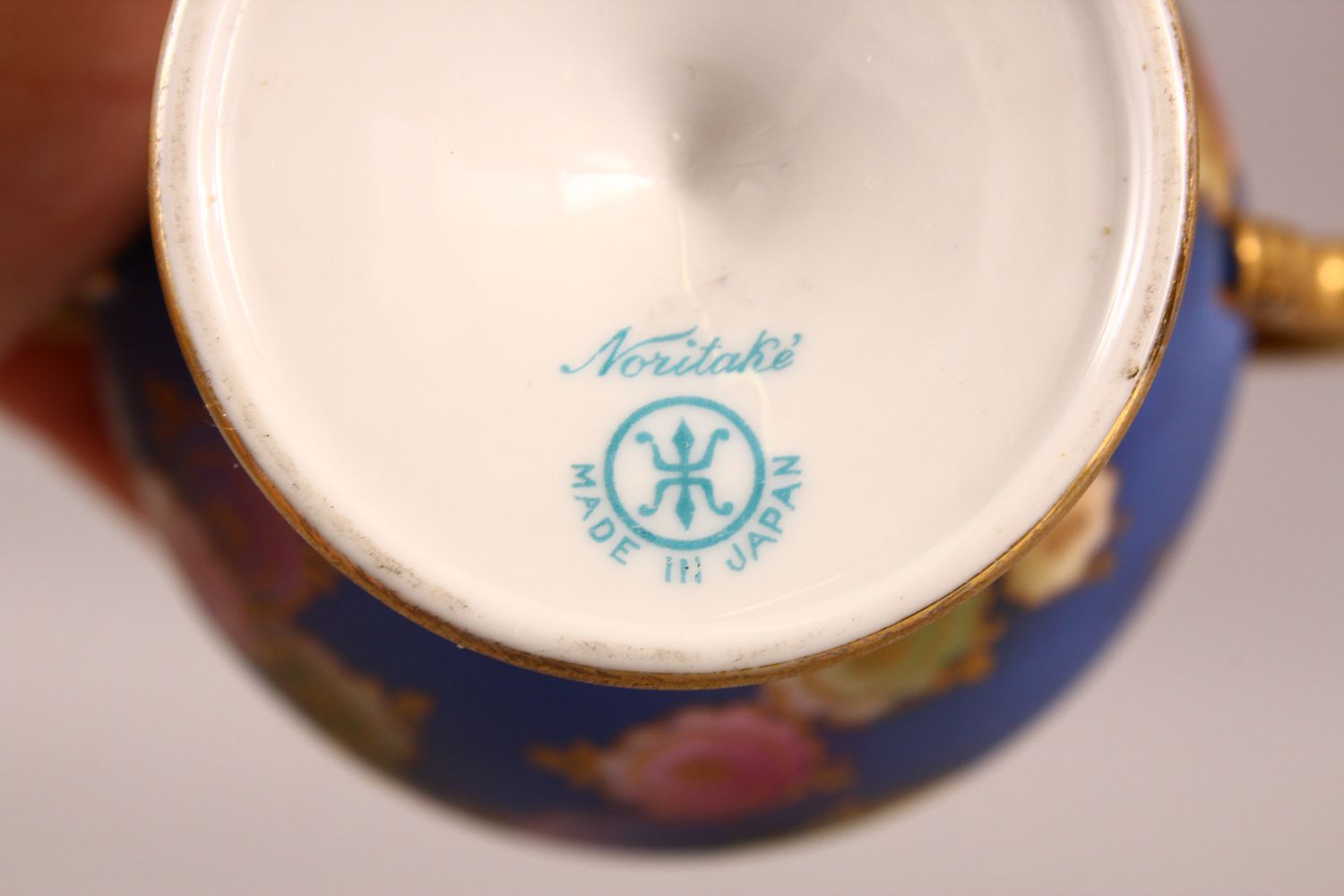 A SMALL JAPANESE NORITAKE TWIN HANDLE LIDDED PORCELAIN VASE - with a light blue ground - Image 7 of 7