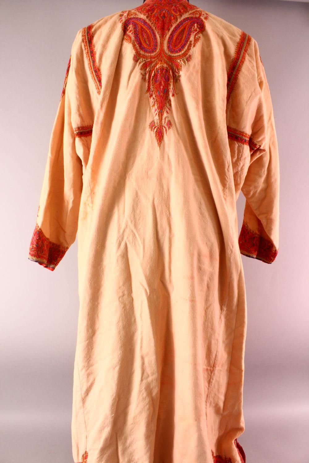 A FINE INDIAN KASHMIRI EMBROIDERED ROBE. - Image 4 of 7