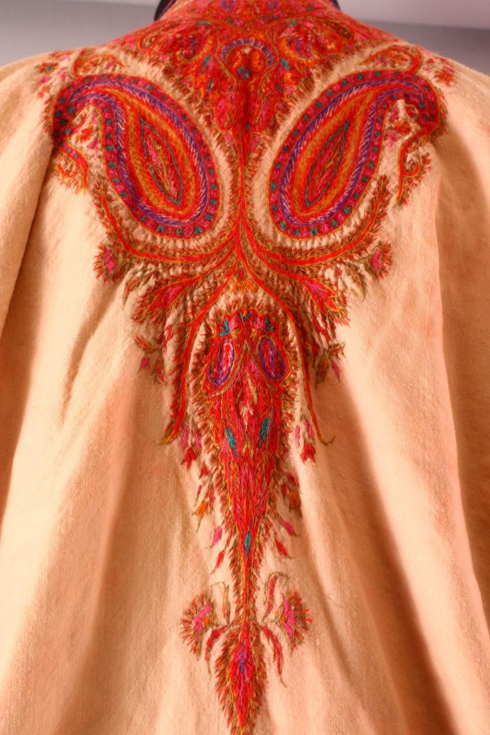 A FINE INDIAN KASHMIRI EMBROIDERED ROBE. - Image 5 of 7