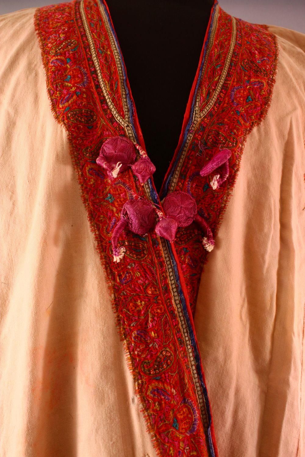 A FINE INDIAN KASHMIRI EMBROIDERED ROBE. - Image 2 of 7