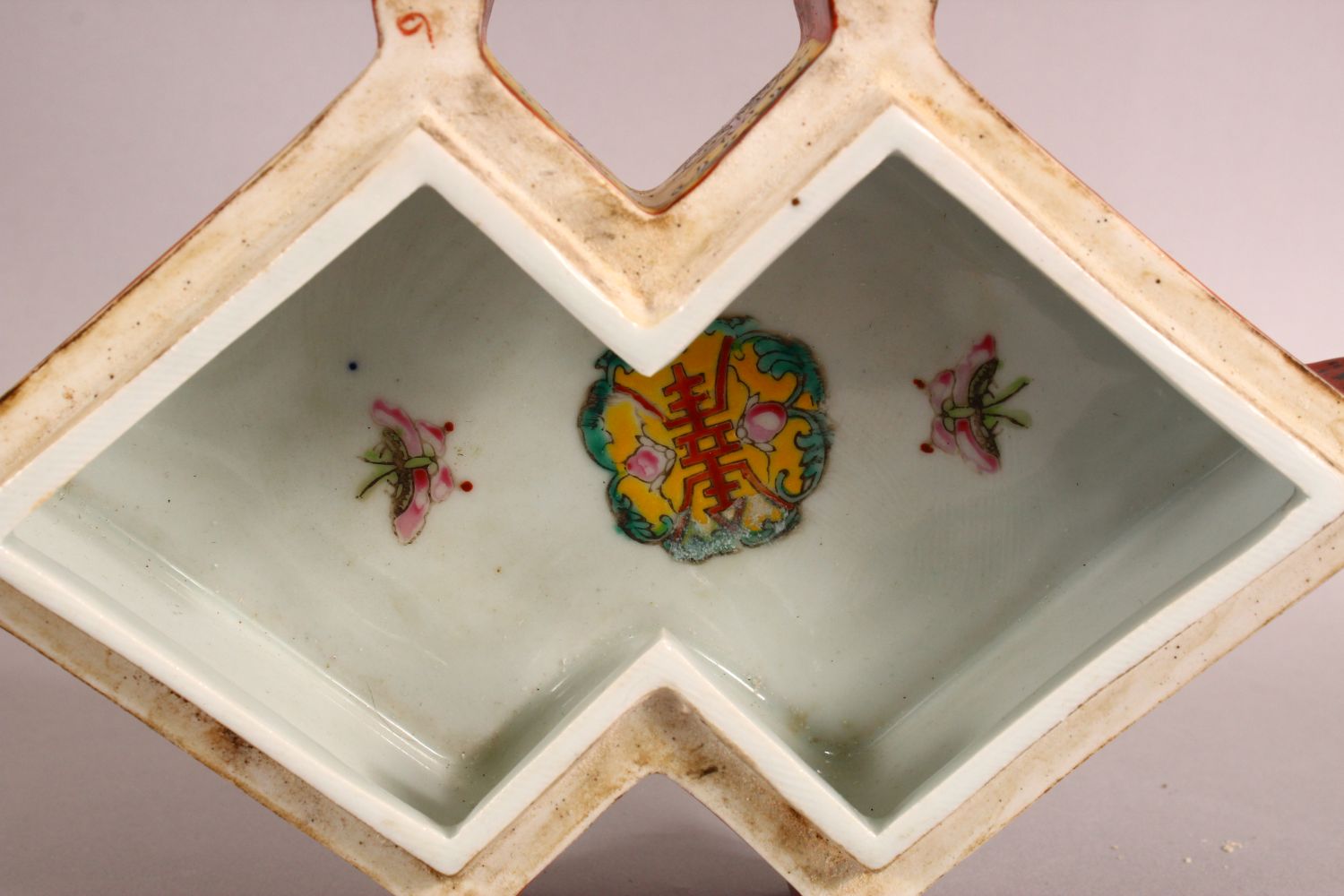 A CHINESE FAMILLE ROSE PORCELAIN BOX & COVER - the li decorated with a landscape view with a red - Image 5 of 7