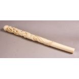 A VERY GOOD EARLY 20TH CENTURY JAPANESE CARVED IVORY PARASOL HANDLE