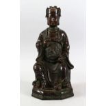 A GOOD CHINESE 19TH / 20TH CENTURY BRONZE FIGURE OF A SEATED EMPEROR, the bronze modelled seated