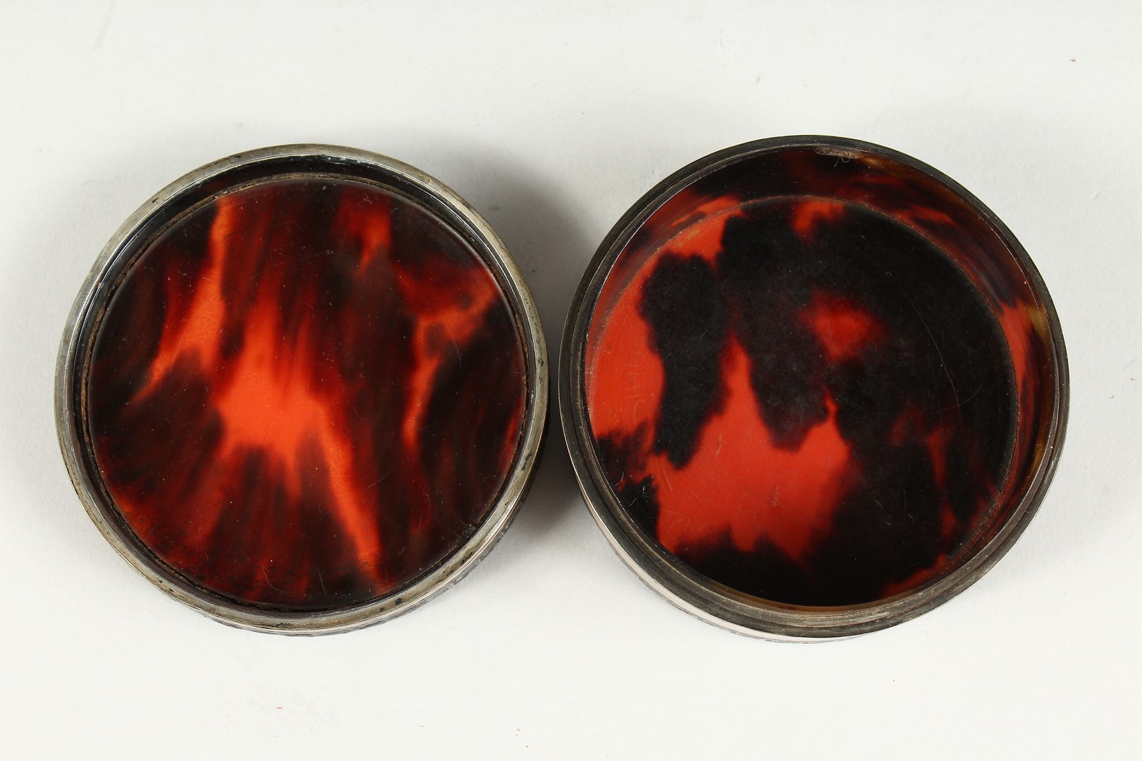 A GEORGIAN TORTOISESHELL CIRCULAR BOX with key pattern silver banding, the top painted with - Image 7 of 9