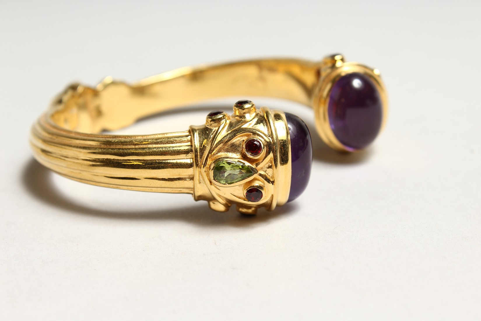 A GOOD TORQUE STYLE SPRING GILDED SILVER BANGLE, set with a pair of cabochon amethysts, two pear - Image 2 of 10