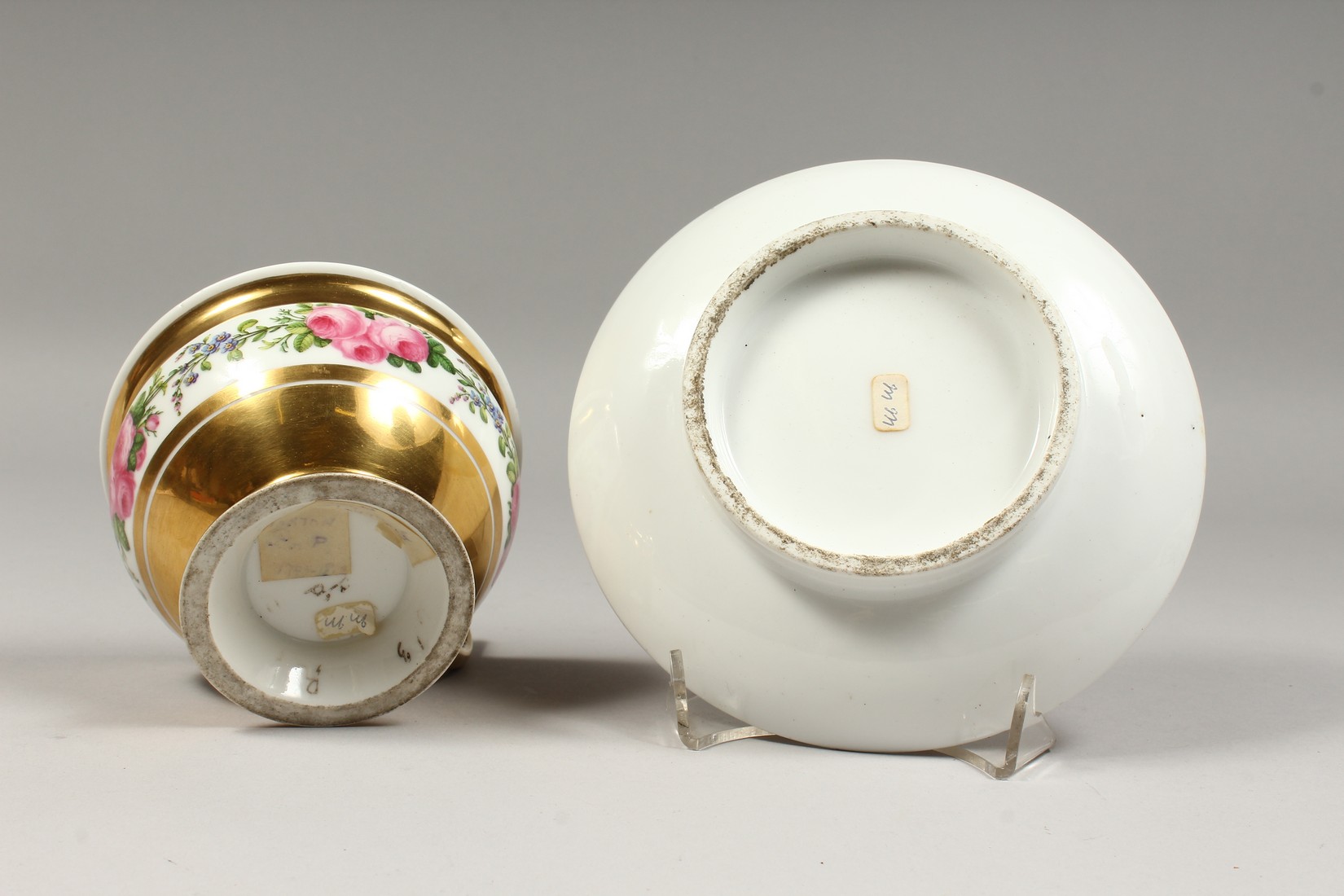 A LARGE PARIS PORCELAIN CUP AND SAUCER, with gilt and floral bands. - Image 5 of 6