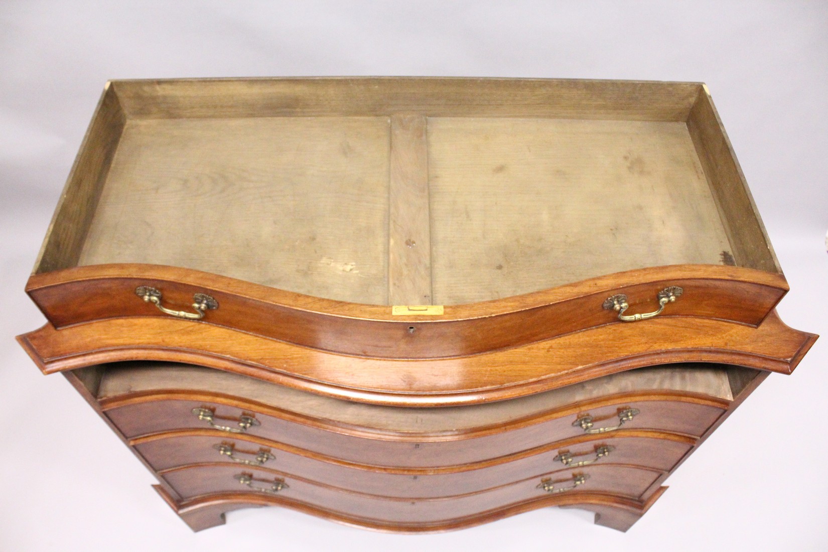 A GEORGE III DESIGN SERPENTINE FRONTED MAHOGANY COMMODE with four graduated long drawers, fluted - Image 6 of 6