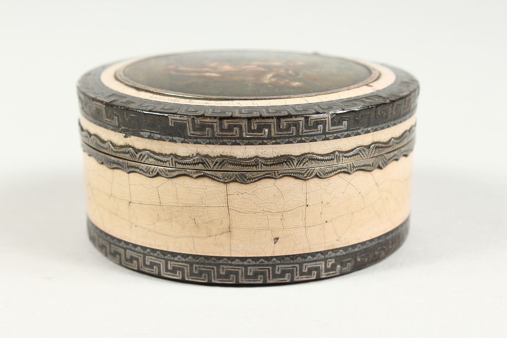 A GEORGIAN TORTOISESHELL CIRCULAR BOX with key pattern silver banding, the top painted with - Image 4 of 9