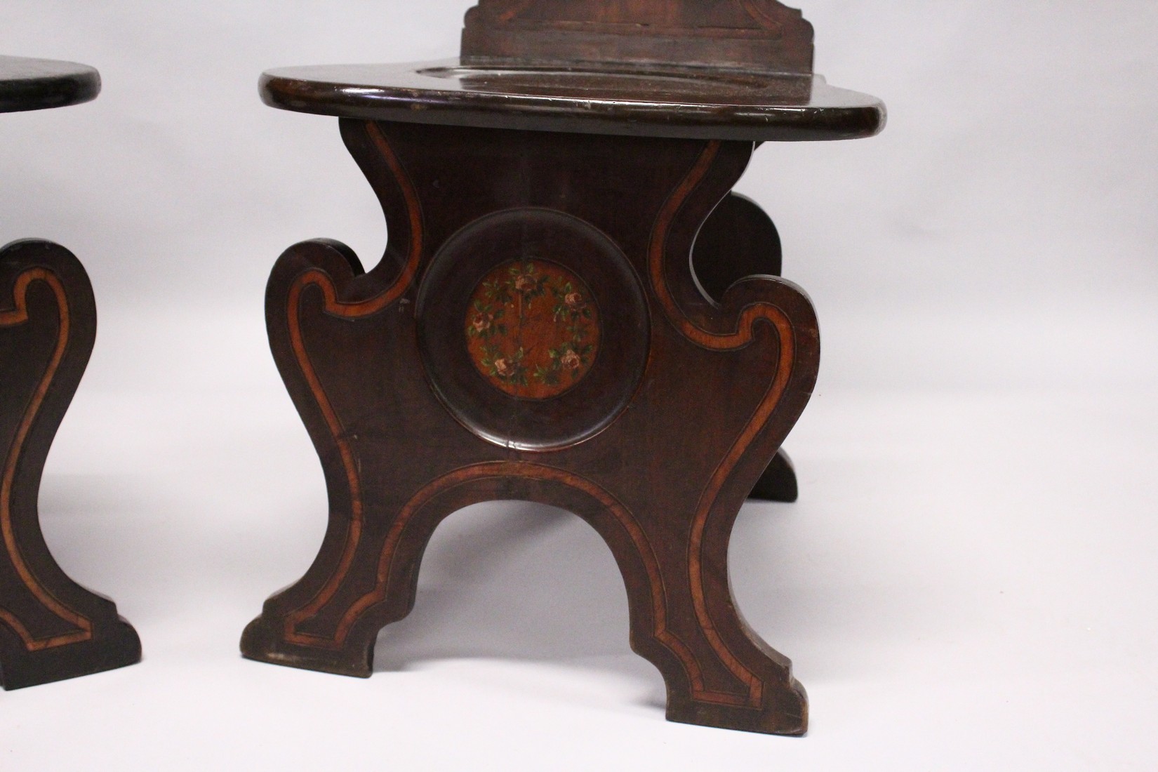 A GOOD PAIR OF REGENCY MAHOGANY HALL CHAIRS with shaped backs with painted crest, solid seats - Image 7 of 8