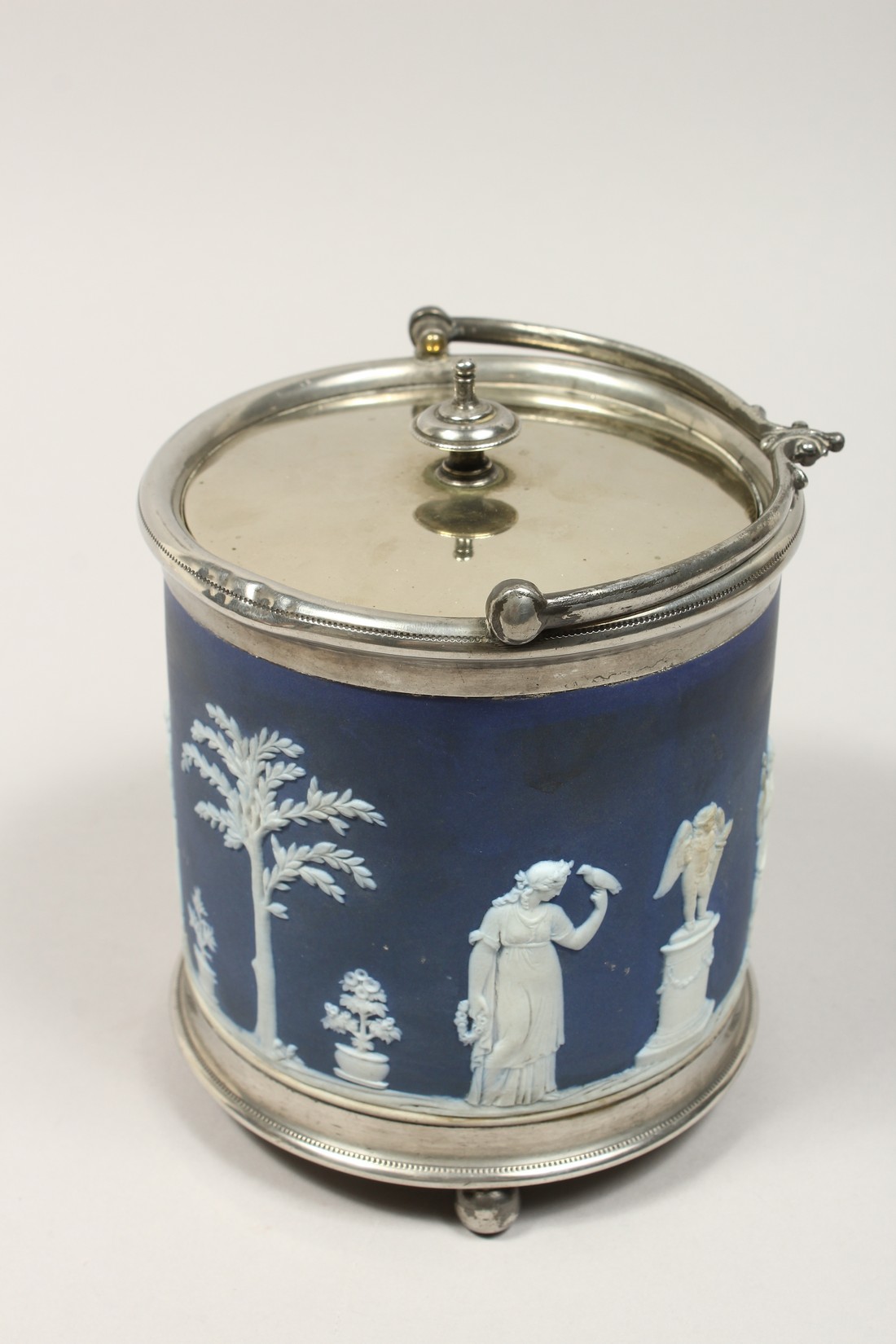 A WEDGWOOD BLUE AND WHITE JASPER WARE BISCUIT BARREL. - Image 4 of 9