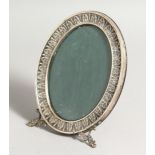 A CONTINENTAL OVAL EASLE PHOTOGRAPH FRAME 6.5ins x 4.5ins