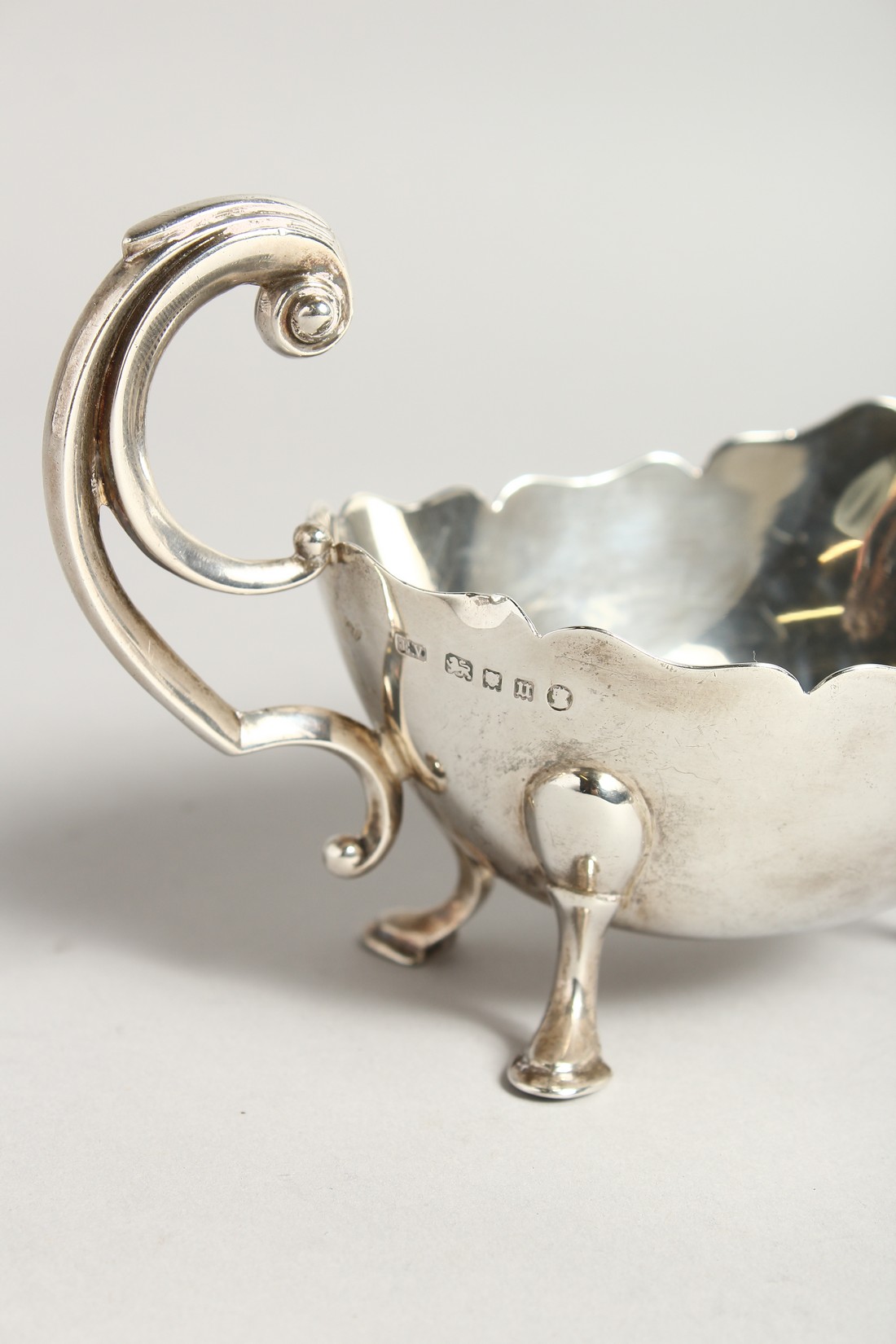 A GOOD HEAVY SILVER SAUCE BOAT with crest London 1935 Maker E.V. Weight 8ozs - Image 3 of 6