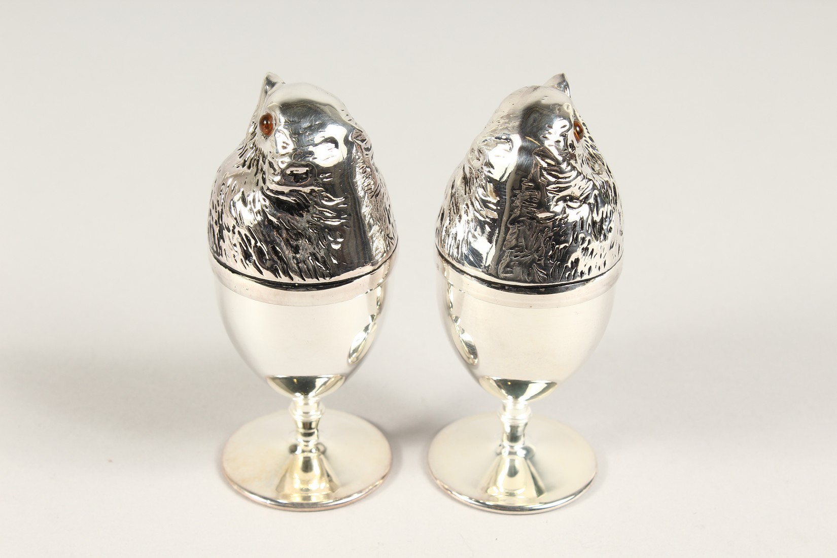 A PAIR OF SILVER PLATE CHICK EGG CUFF LINKS - Image 2 of 3