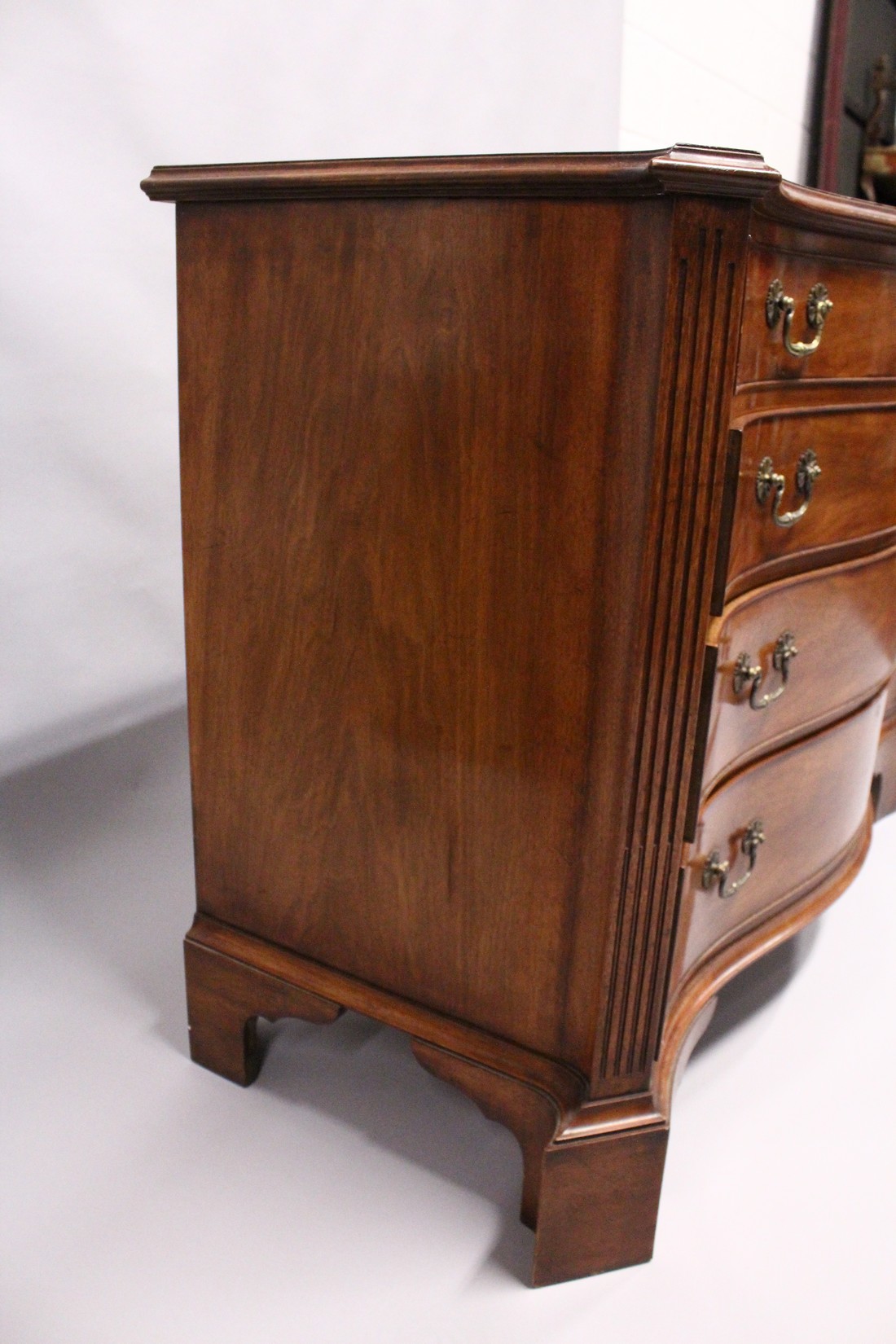 A GEORGE III DESIGN SERPENTINE FRONTED MAHOGANY COMMODE with four graduated long drawers, fluted - Image 5 of 6