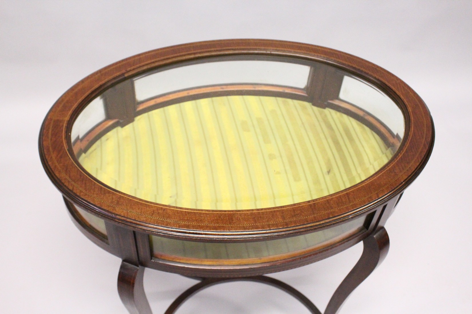 A GOOD EDWARDIAN MAHOGANY OVAL BIJOUTERIE TABLE with rising glass top , glass sides on curving - Image 2 of 4