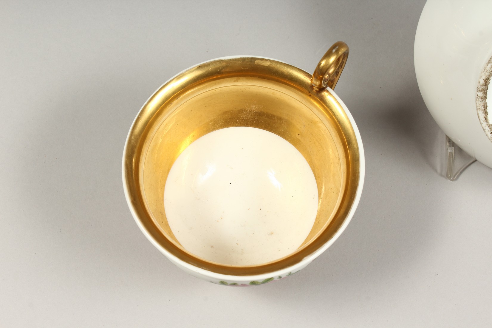 A LARGE PARIS PORCELAIN CUP AND SAUCER, with gilt and floral bands. - Image 6 of 6