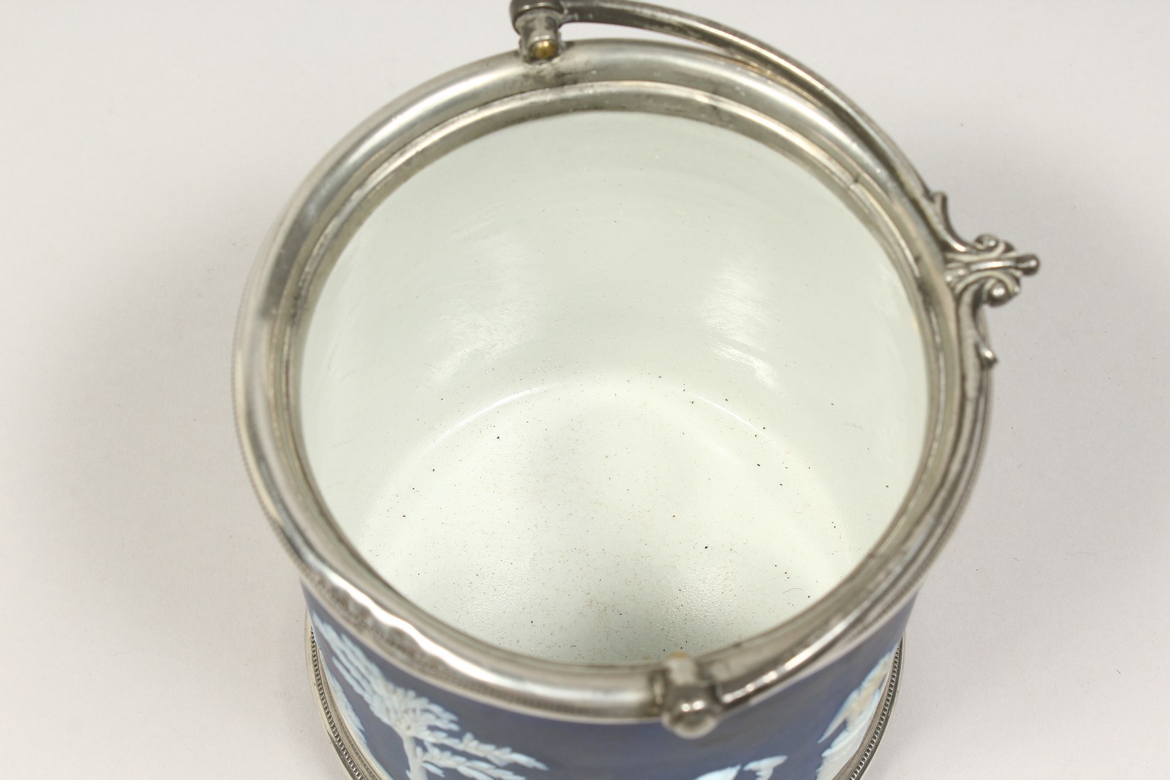 A WEDGWOOD BLUE AND WHITE JASPER WARE BISCUIT BARREL. - Image 6 of 9