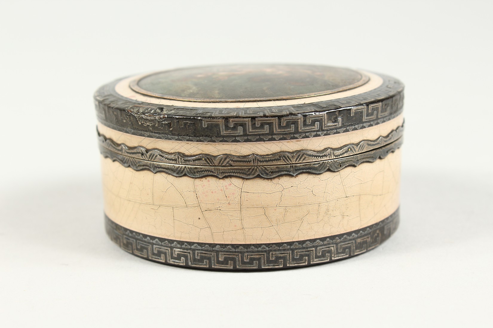 A GEORGIAN TORTOISESHELL CIRCULAR BOX with key pattern silver banding, the top painted with - Image 3 of 9