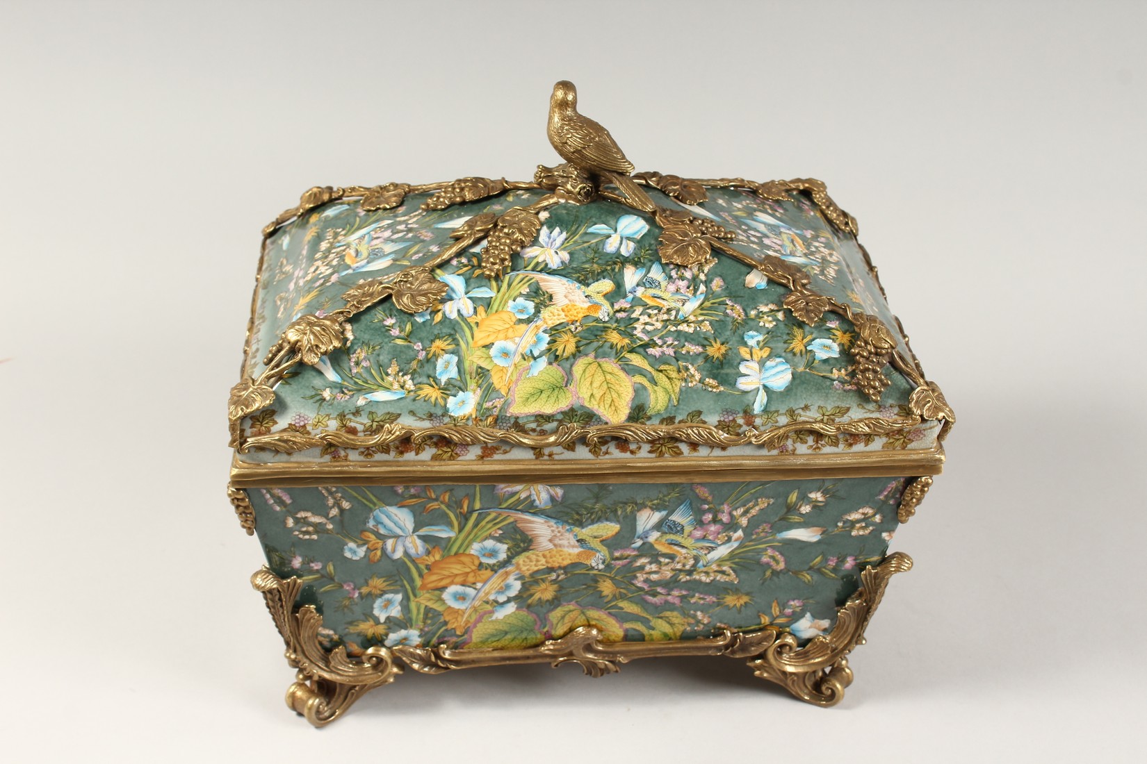 A LARGE CONTINENTAL STYLE PORCELAIN AND BRONZE MOUNTED CASKET, decorated with exotic flowers and - Image 3 of 5