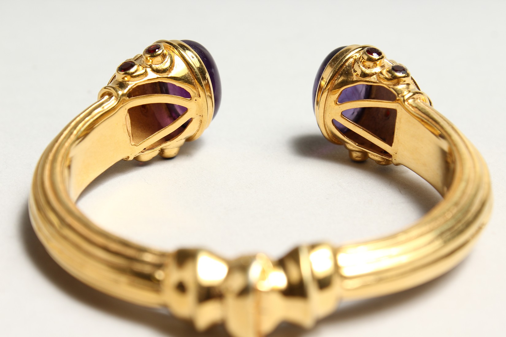 A GOOD TORQUE STYLE SPRING GILDED SILVER BANGLE, set with a pair of cabochon amethysts, two pear - Image 5 of 10