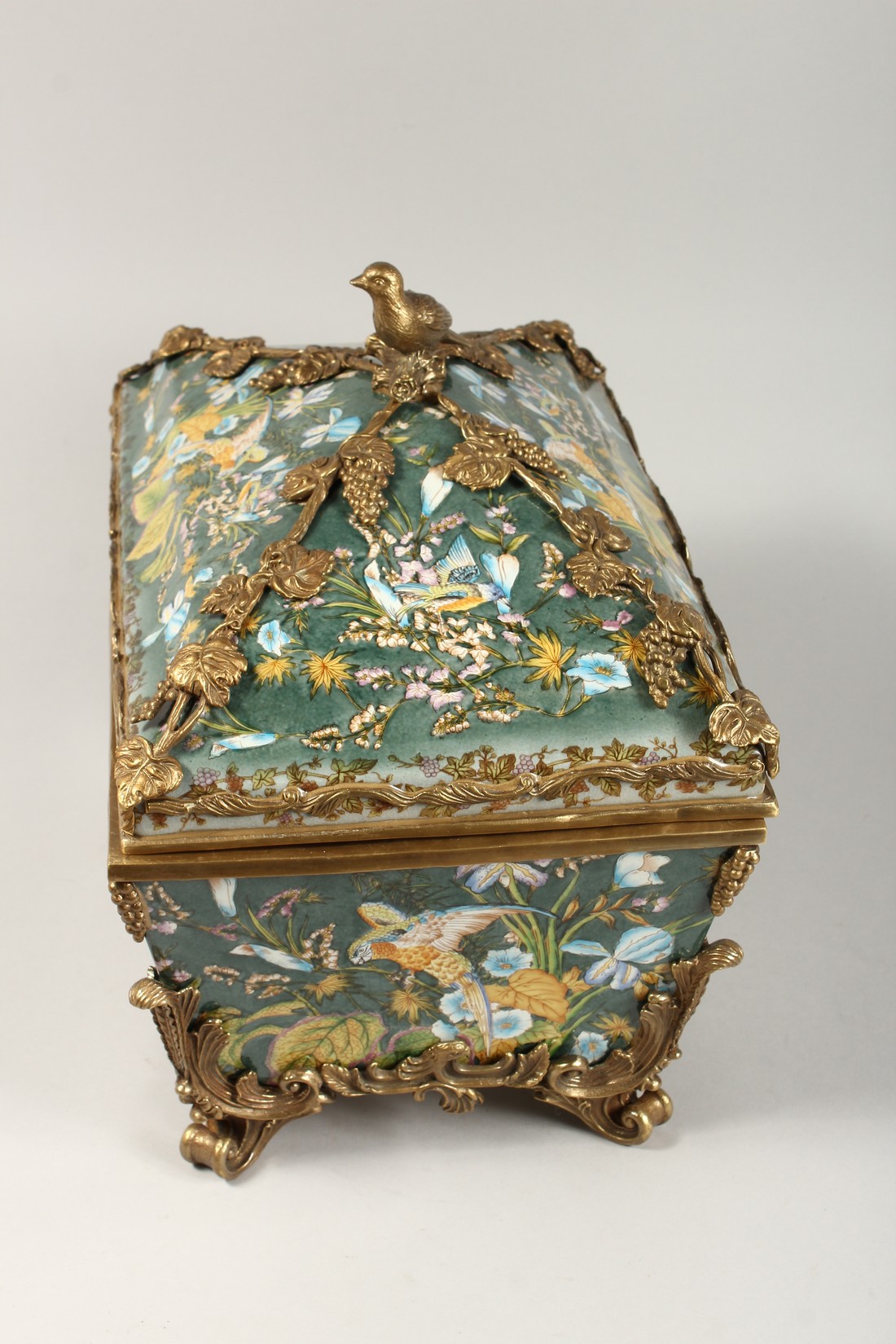 A LARGE CONTINENTAL STYLE PORCELAIN AND BRONZE MOUNTED CASKET, decorated with exotic flowers and - Image 4 of 5