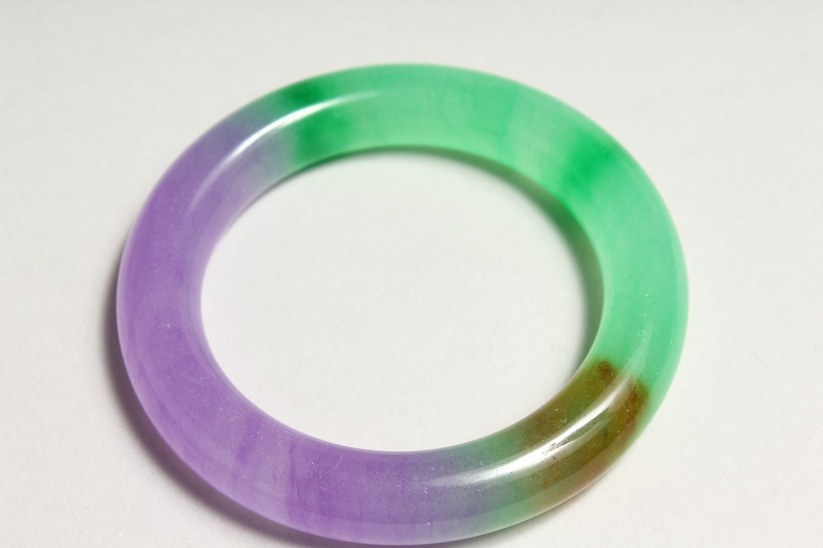 A LAVENDER AND GREEN JADE BANGLE - Image 2 of 2