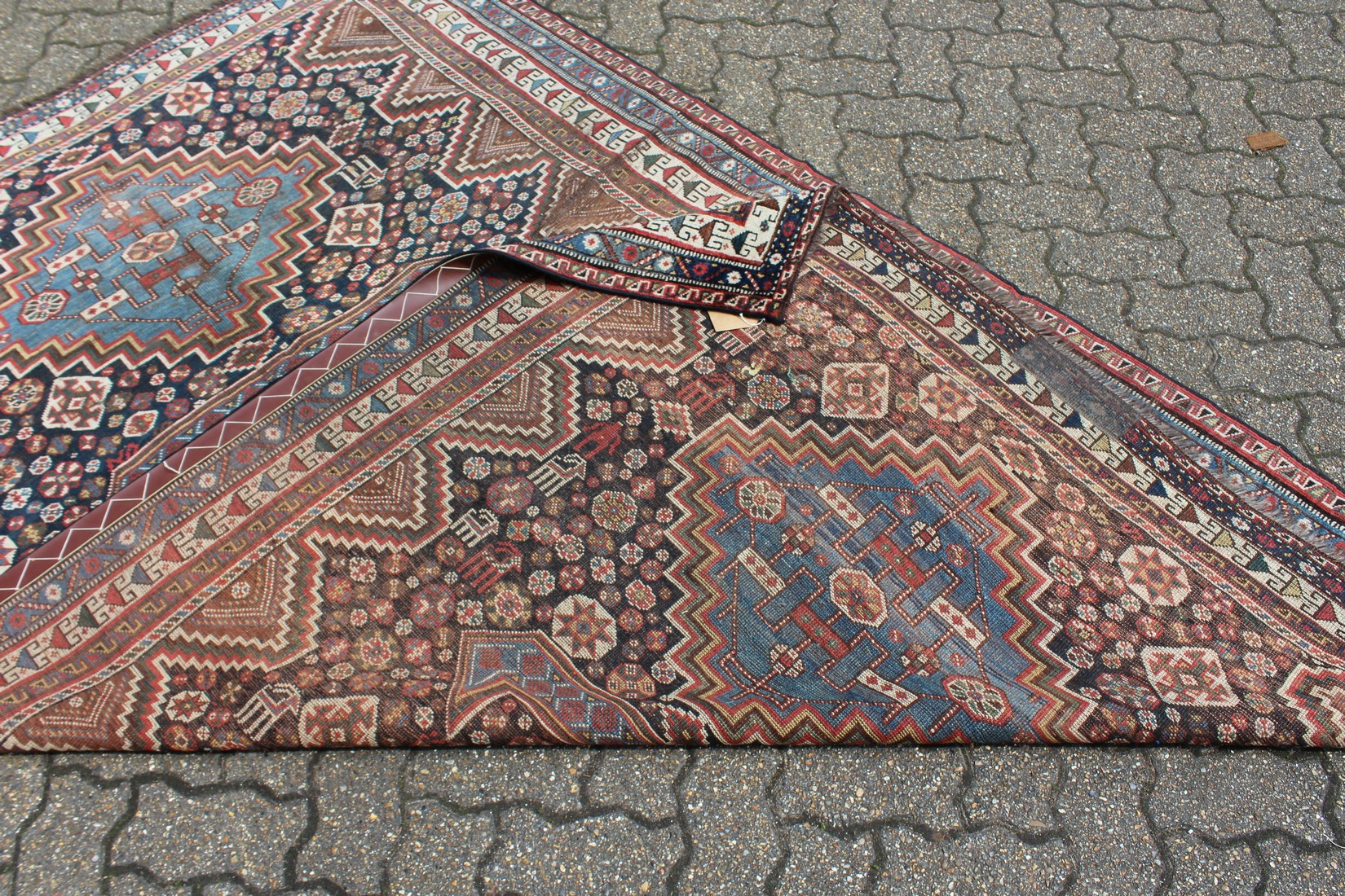 A SHIRAZ RUG, with three large central medallions, in a narrow border. 8ft 7ins x 5ft 9ins. - Image 3 of 3