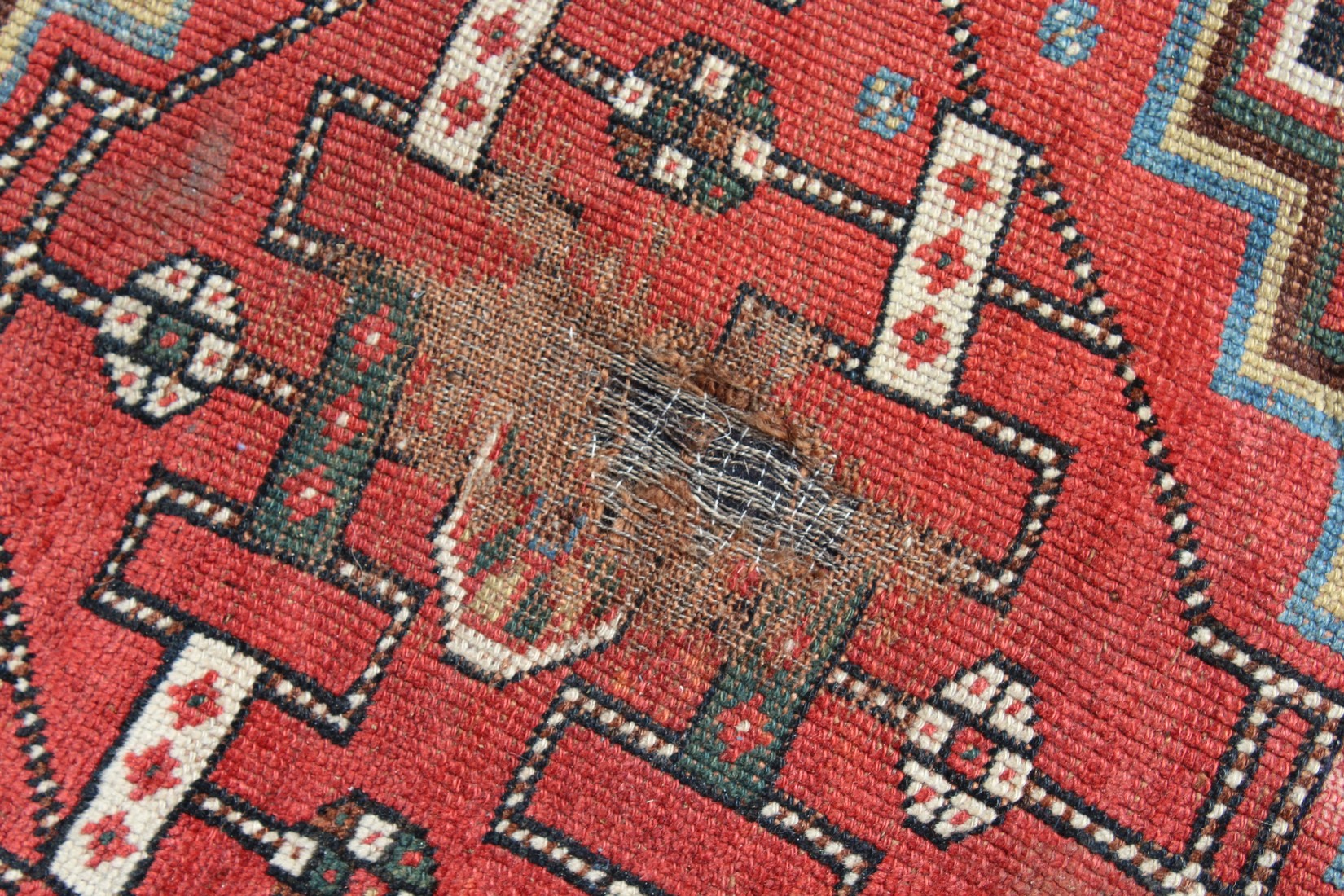 A SHIRAZ RUG, with three large central medallions, in a narrow border. 8ft 7ins x 5ft 9ins. - Image 2 of 3