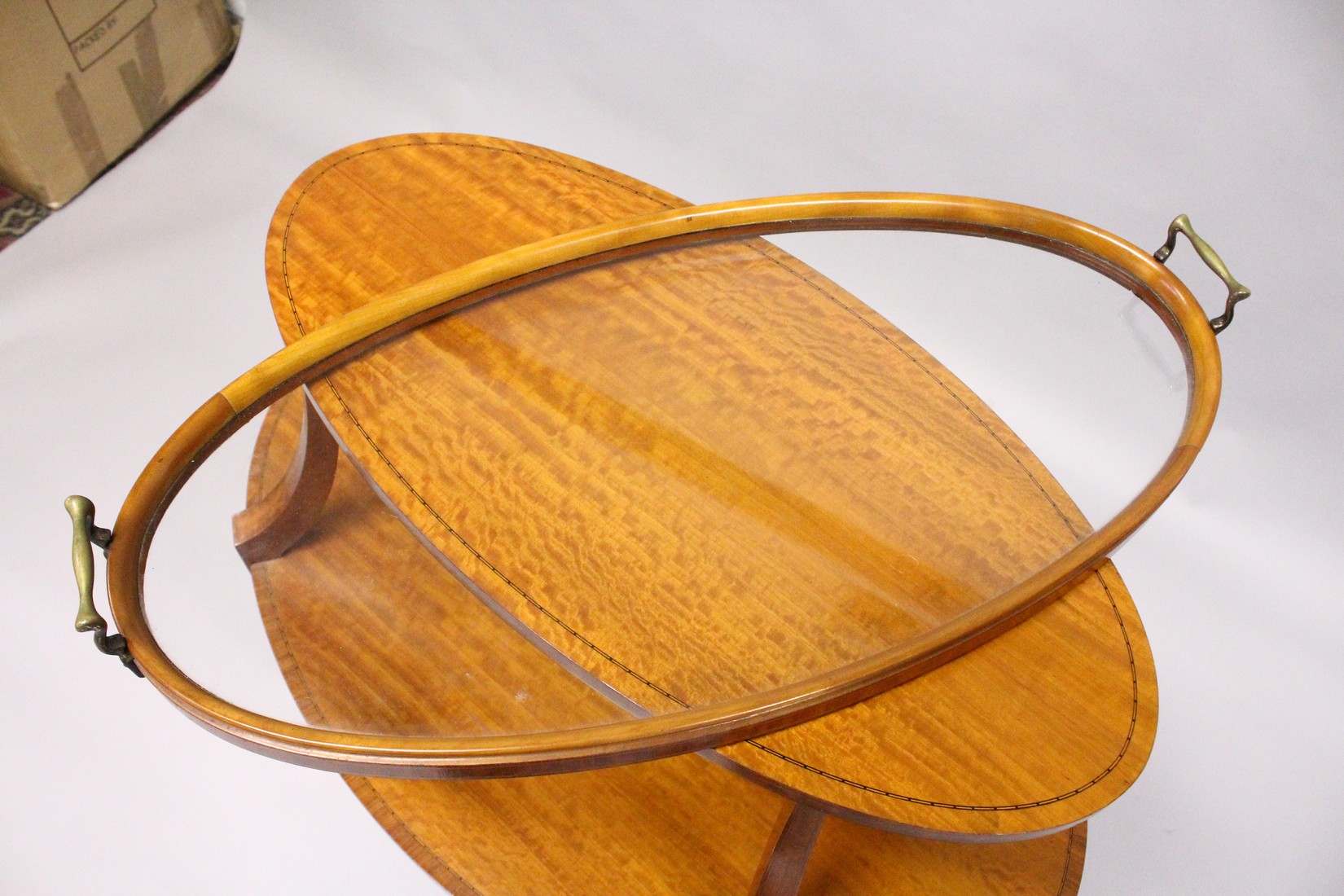 A GOOD SHERETON REVIVAL SATINWOOD TWO TIER OVAL ETERGE with detachable two handled tray with glass - Image 6 of 6