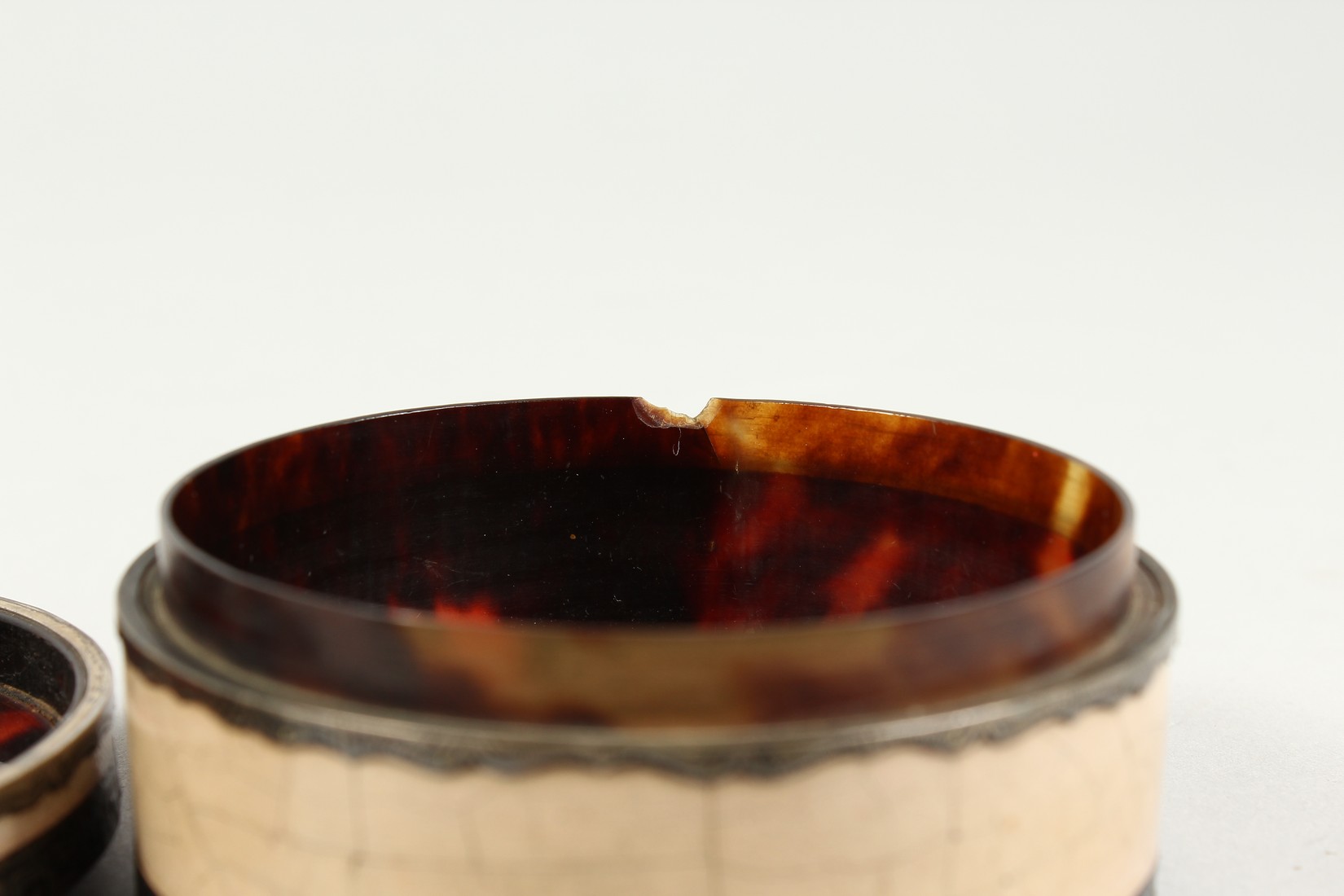 A GEORGIAN TORTOISESHELL CIRCULAR BOX with key pattern silver banding, the top painted with - Image 8 of 9