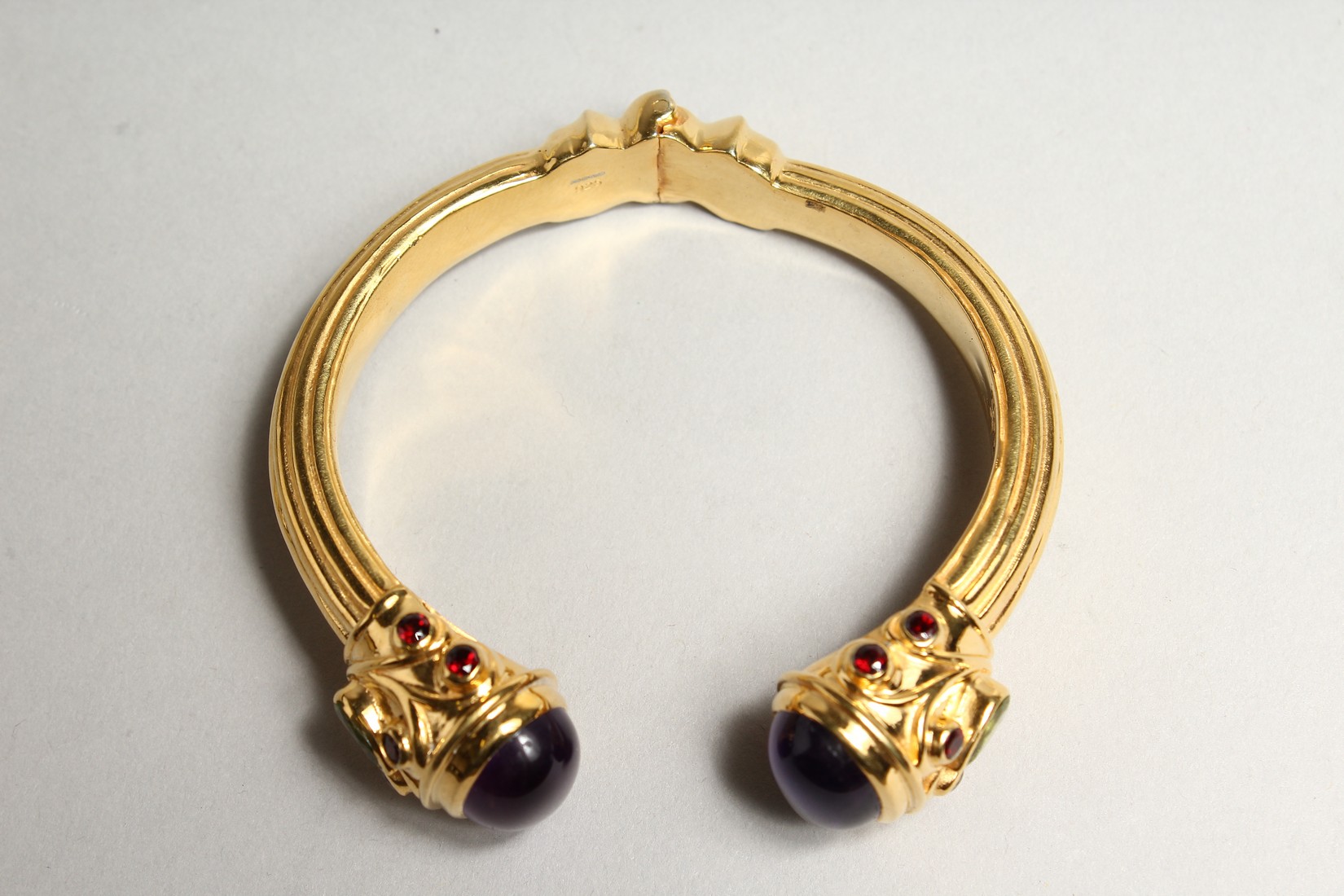 A GOOD TORQUE STYLE SPRING GILDED SILVER BANGLE, set with a pair of cabochon amethysts, two pear - Image 3 of 10