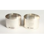 A PAIR OF PLAIN SILVER SERVIETTE RINGS Birmingham 1921