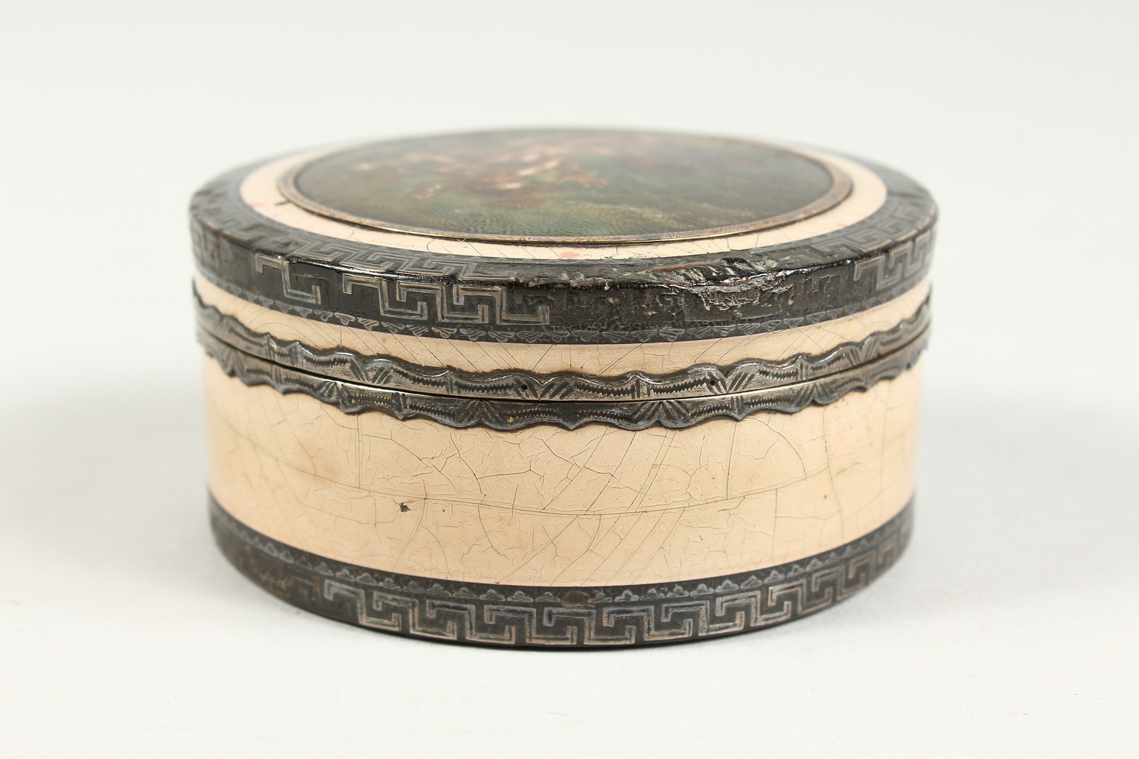 A GEORGIAN TORTOISESHELL CIRCULAR BOX with key pattern silver banding, the top painted with - Image 5 of 9
