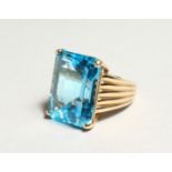 A GOOD 18CT GOLD LARGE TOPAZ SET RING