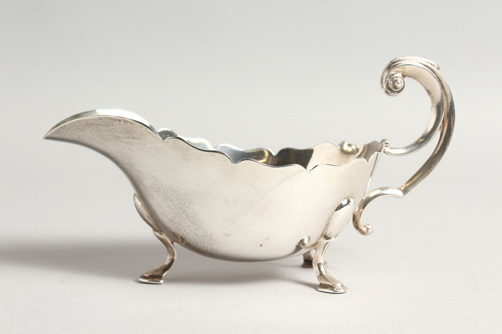 A GOOD HEAVY SILVER SAUCE BOAT with crest London 1935 Maker E.V. Weight 8ozs - Image 5 of 6