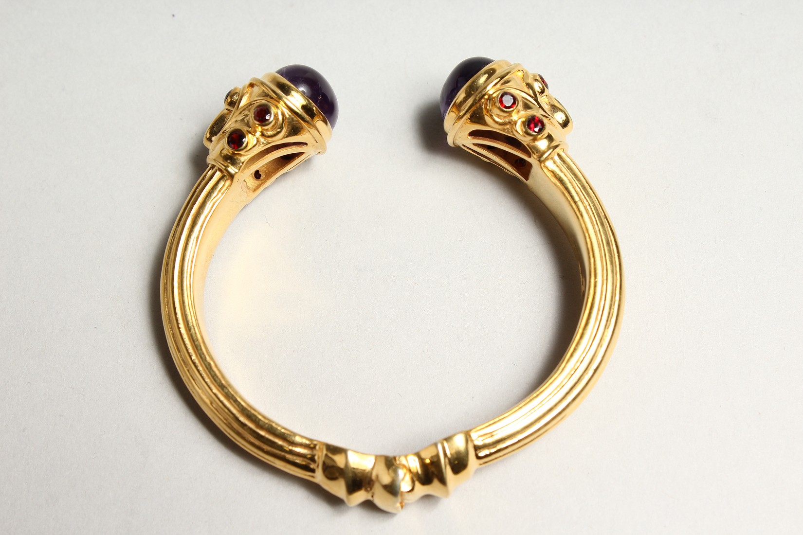 A GOOD TORQUE STYLE SPRING GILDED SILVER BANGLE, set with a pair of cabochon amethysts, two pear - Image 4 of 10