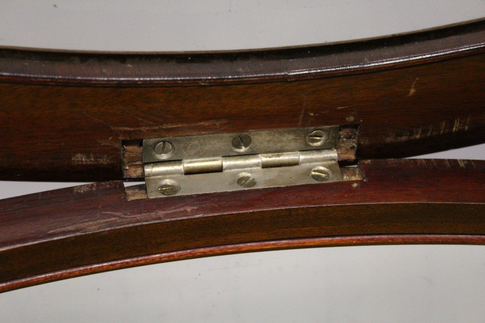 A GOOD EDWARDIAN MAHOGANY OVAL BIJOUTERIE TABLE with rising glass top , glass sides on curving - Image 3 of 4