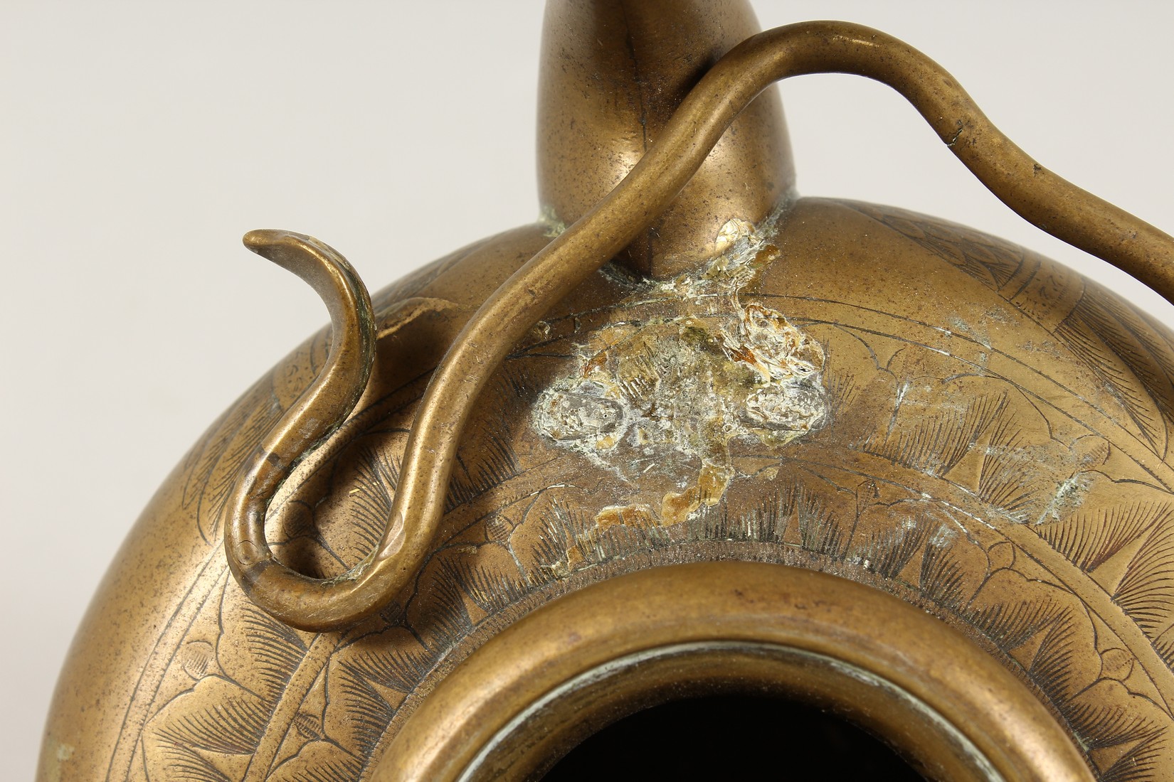 AN ENGRAVED MIDDLE EASTERN CIRCULAR KETTLE - Image 4 of 5
