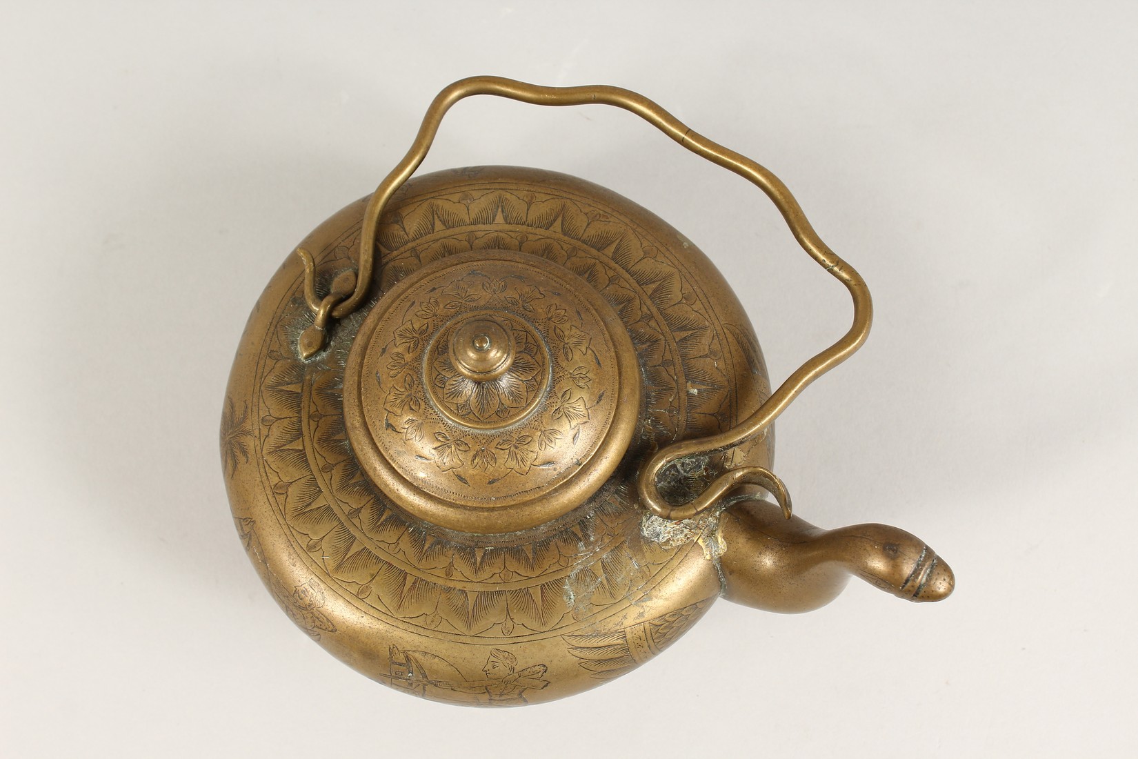 AN ENGRAVED MIDDLE EASTERN CIRCULAR KETTLE - Image 2 of 5