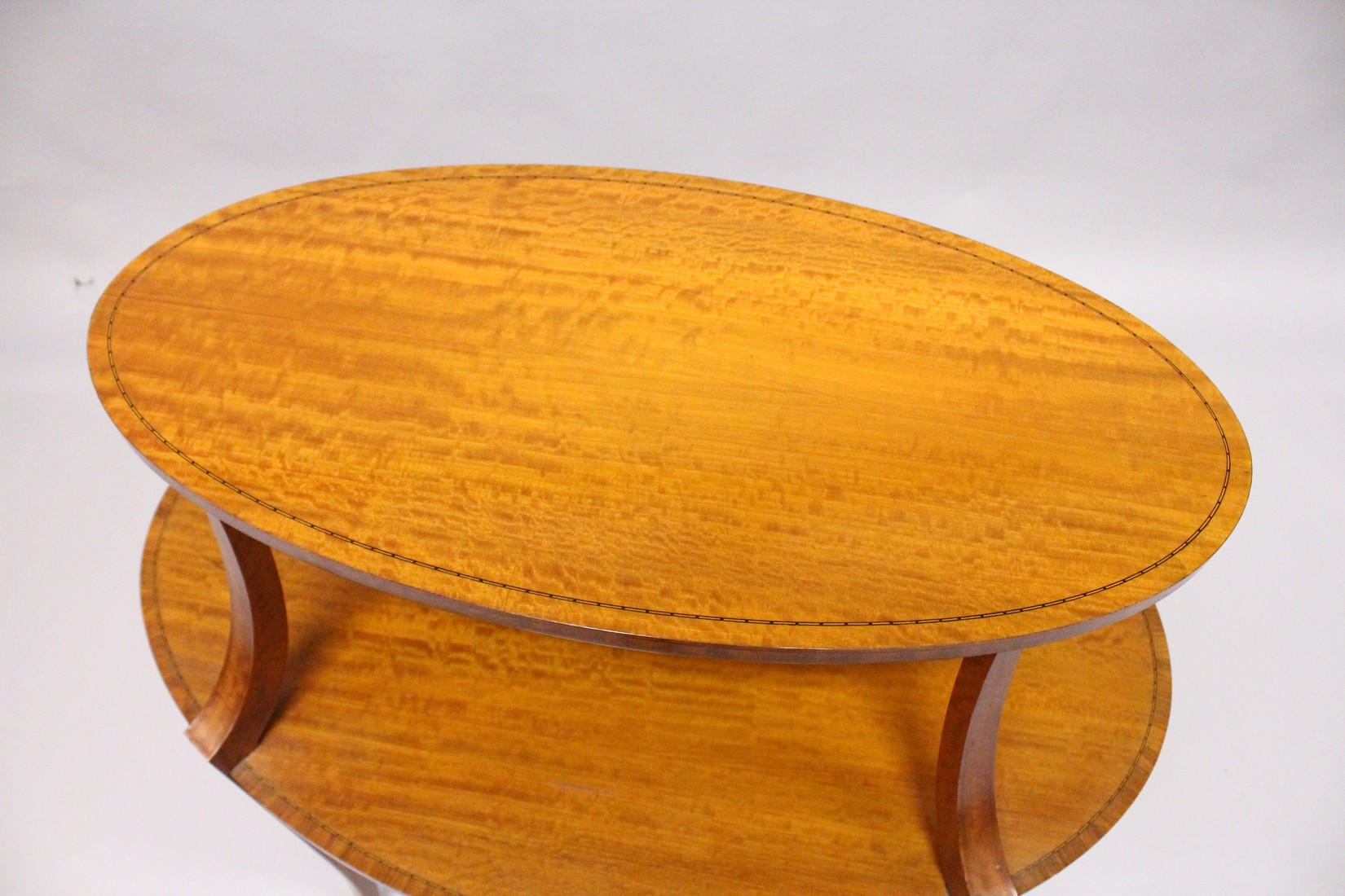 A GOOD SHERETON REVIVAL SATINWOOD TWO TIER OVAL ETERGE with detachable two handled tray with glass - Image 5 of 6