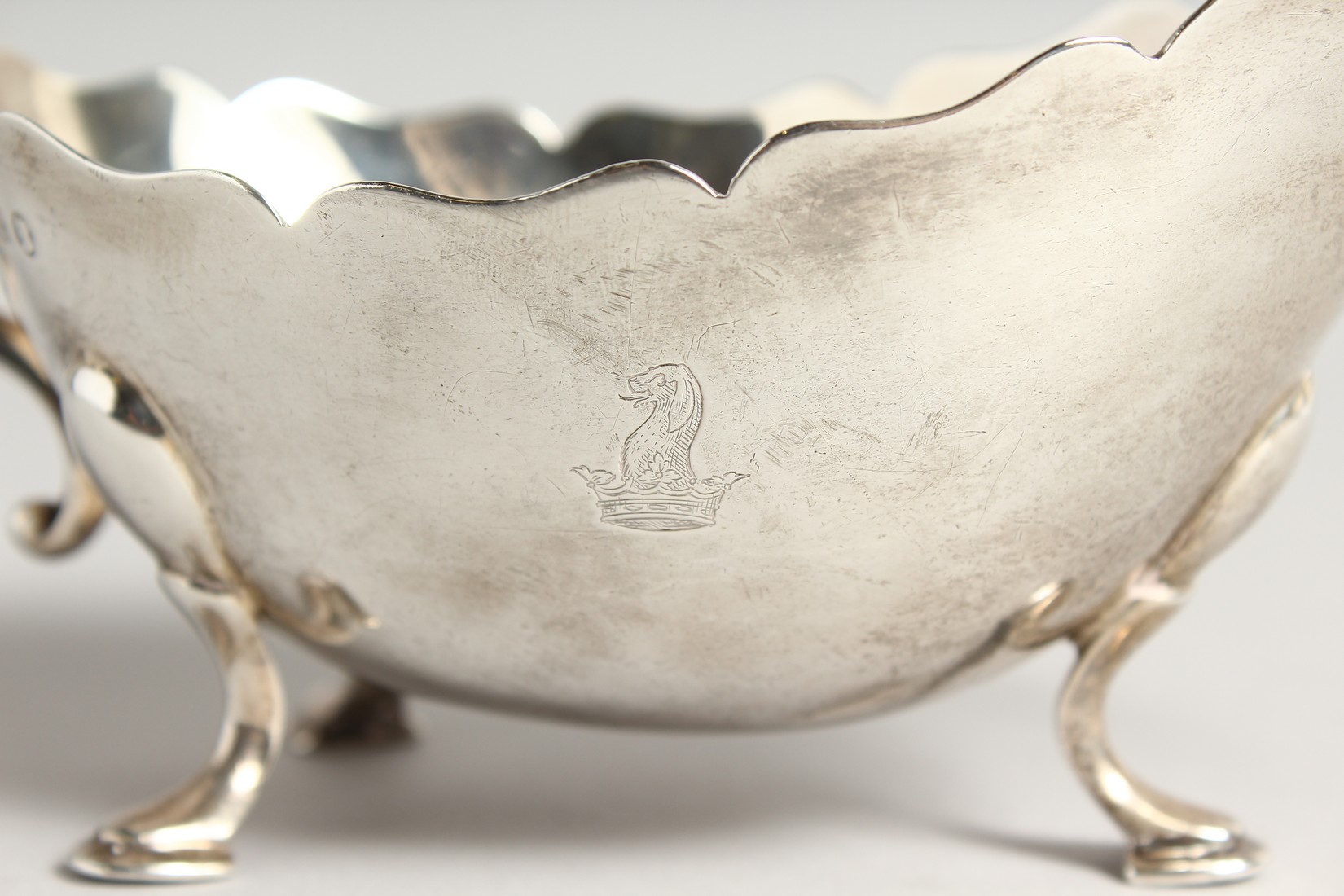 A GOOD HEAVY SILVER SAUCE BOAT with crest London 1935 Maker E.V. Weight 8ozs - Image 2 of 6